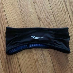 Saucony Running Band Ear Warmer w Ponytail Hole